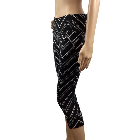 Athleta ZigZag Relay Capri Leggings Size S Black Print - Picture 4 of 7
